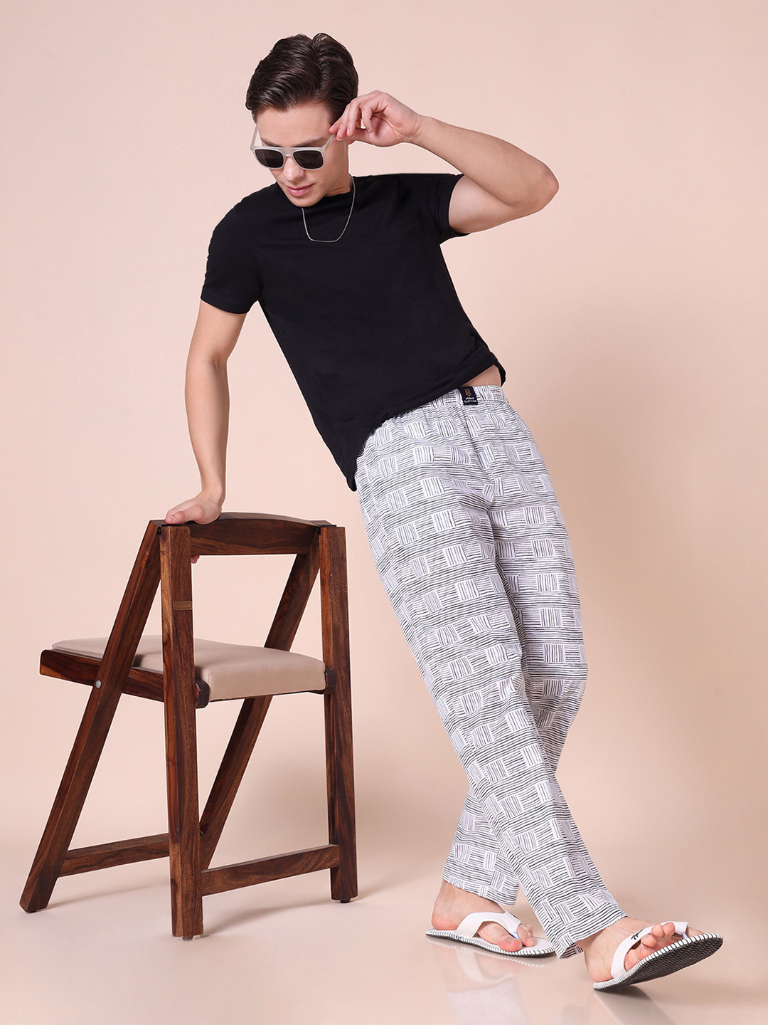 URBAN SCOTTISH Men White & Black Printed Pure Cotton Lounge Pants