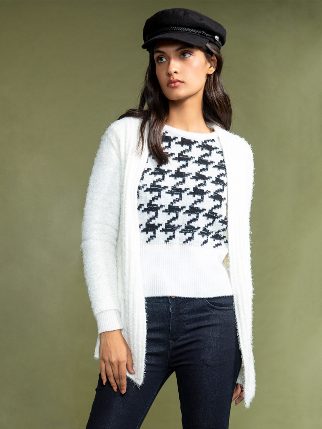 Crimsoune Club Women White & Black Printed Pullover Sweater