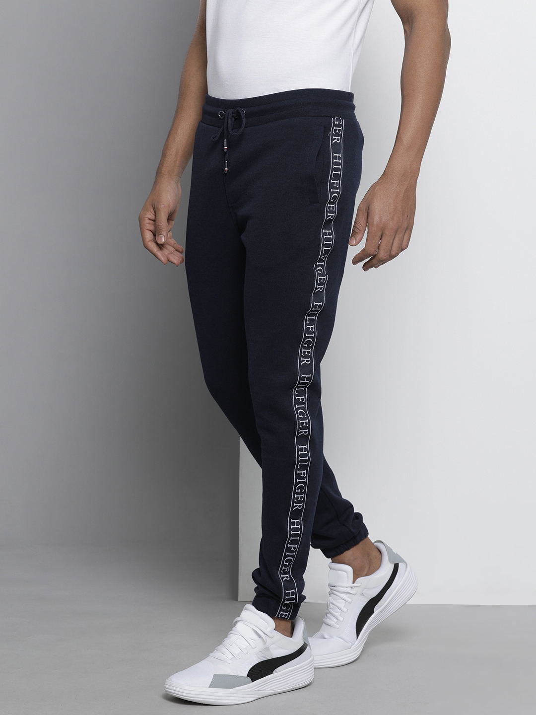 Tommy hilfiger hotsell joggers men