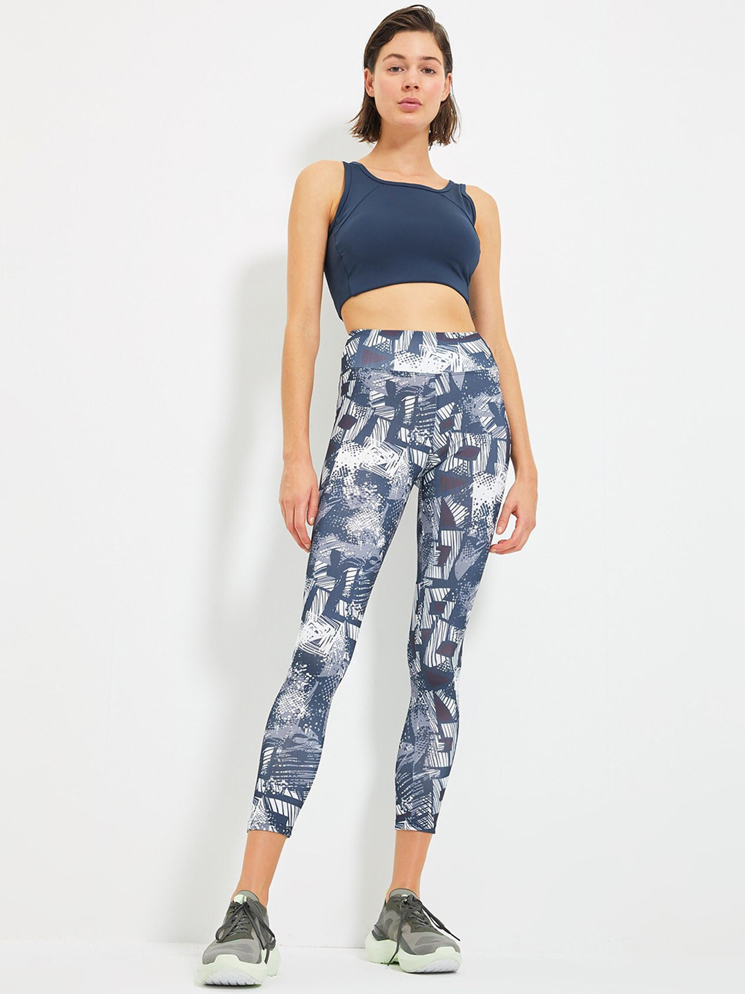Trendyol Women Grey & White Printed Tights