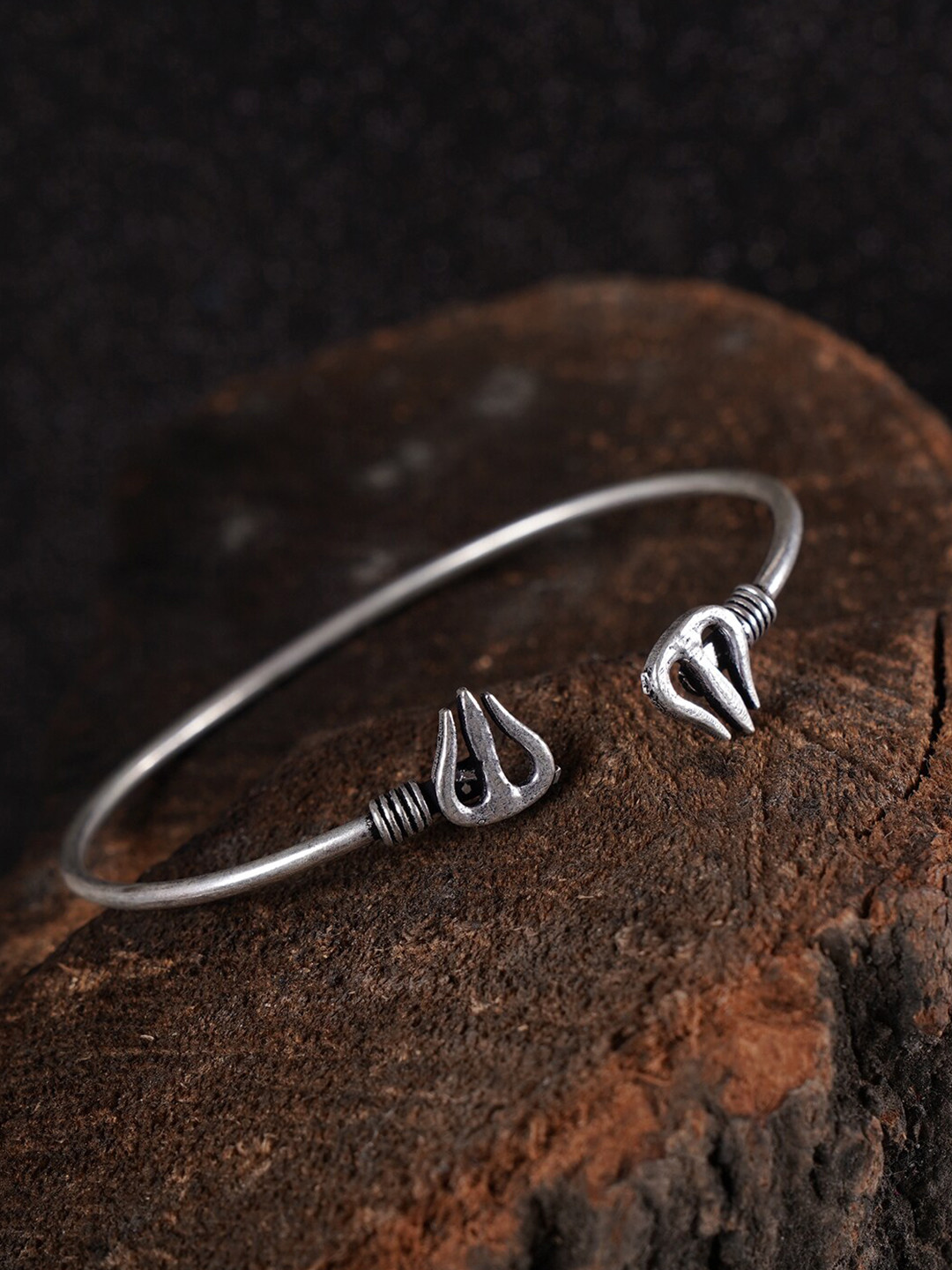 Shoshaa Women Silver-Toned Brass Oxidised Silver-Plated Cuff Bracelet