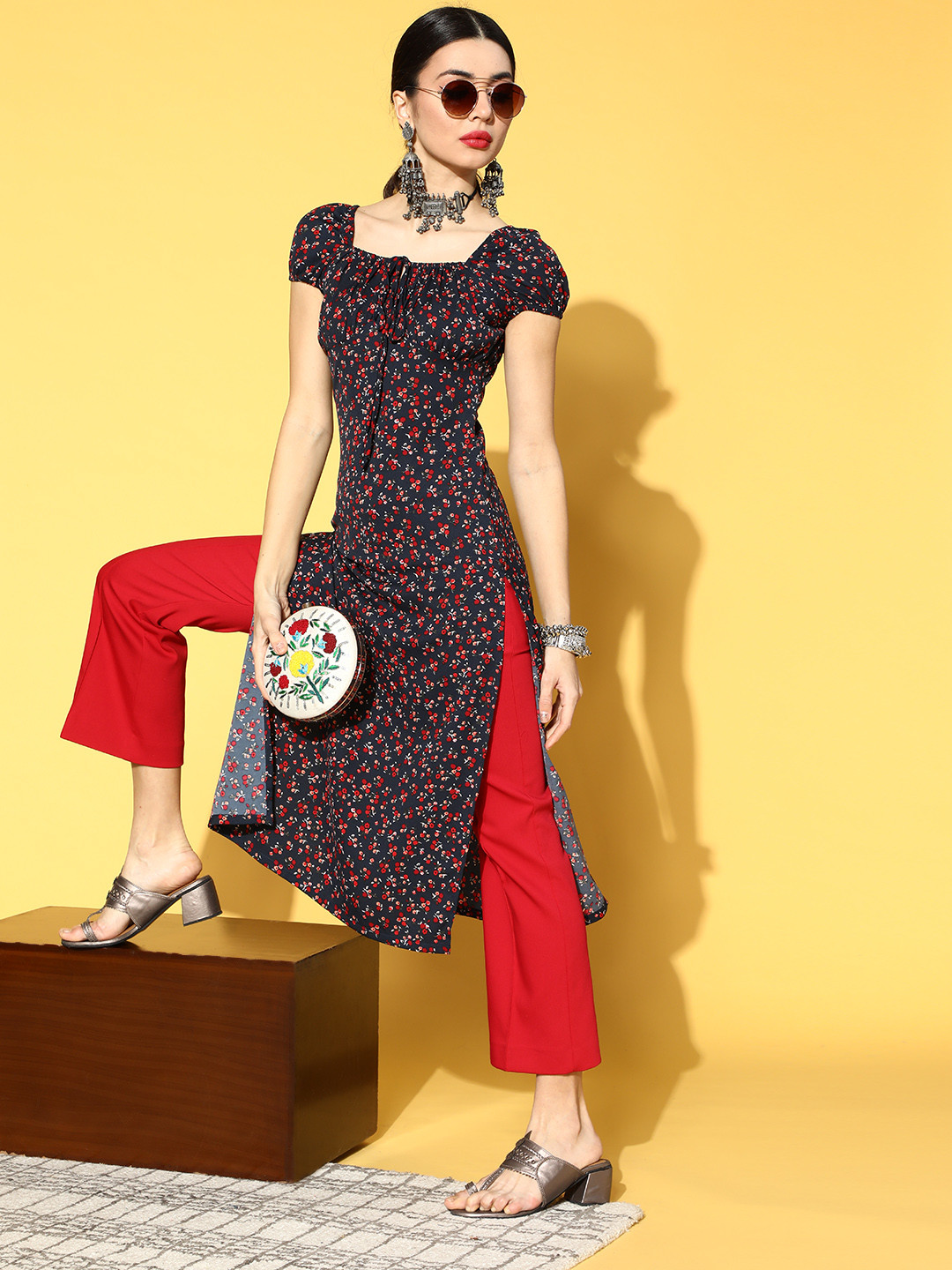 Berrylush Women Navy Blue & Red Floral Printed Kurta