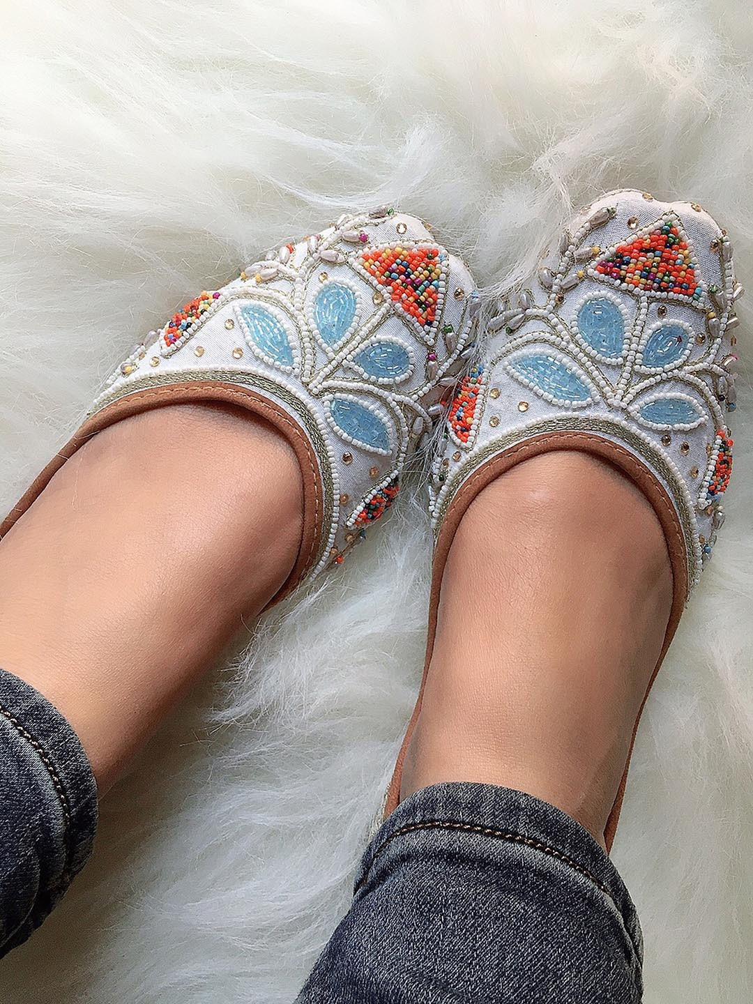 DESI COLOUR Women White Ethnic Mojaris Flats