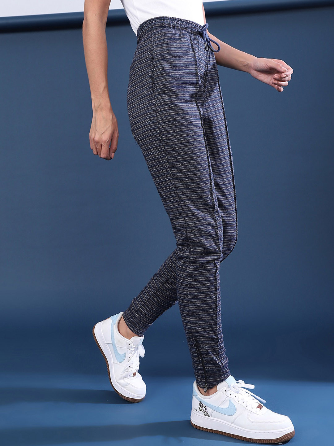 Campus Sutra Women Charcoal Textured Joggers