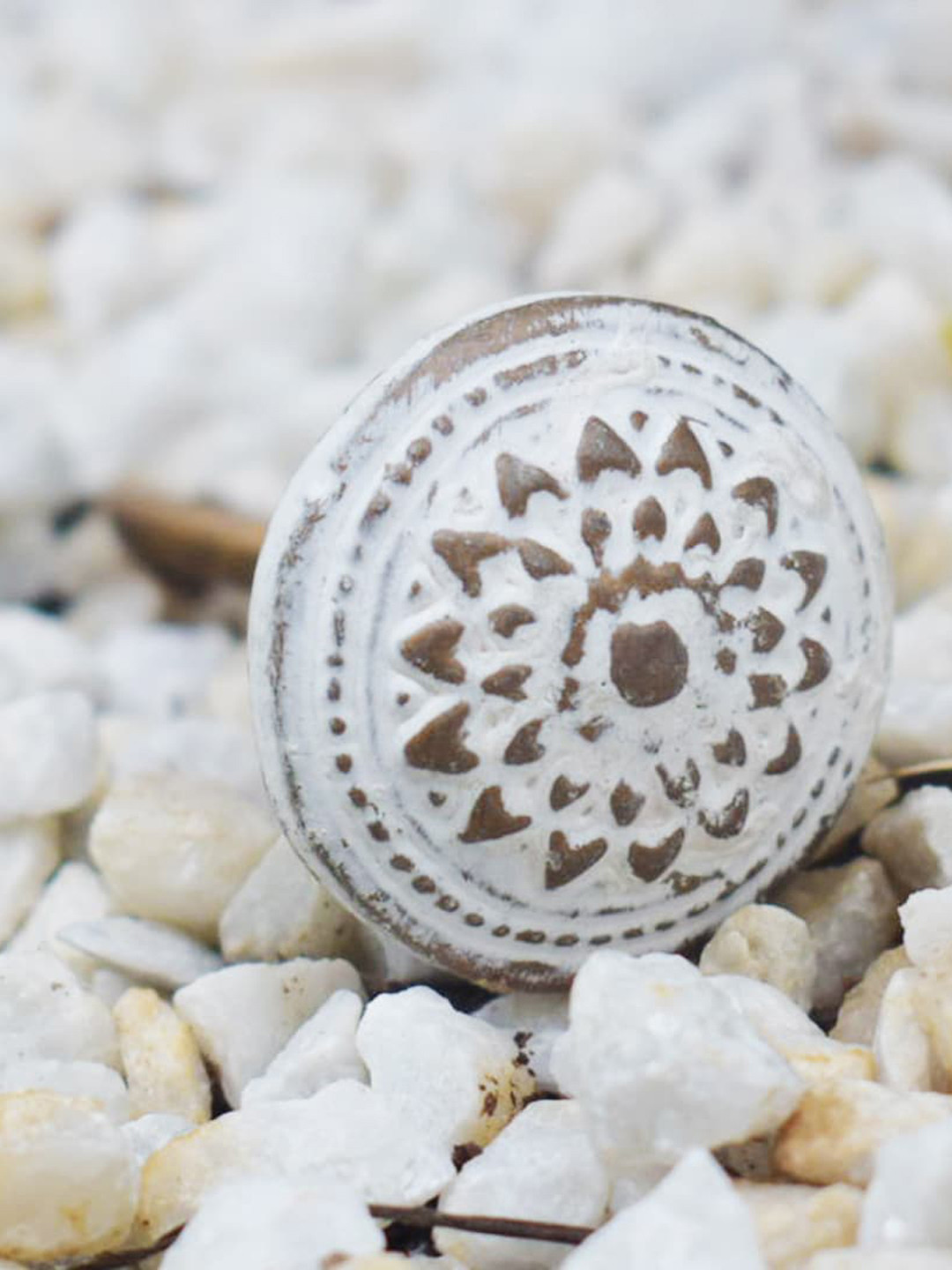 The Decor Mart Set Of 4 White & Gold Metal Decorative Knobs