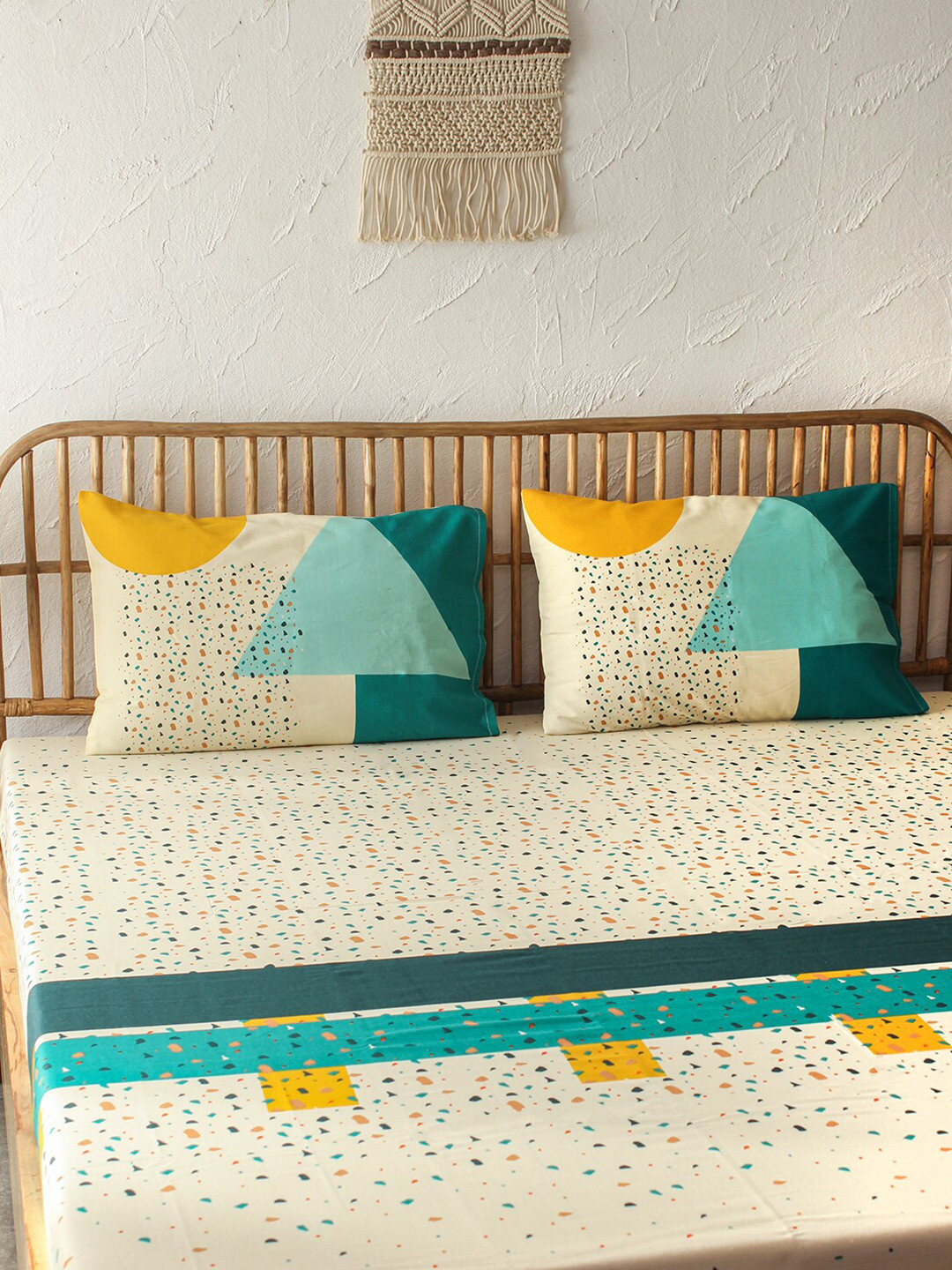 House This Cream-Coloured & Green Geometric 144 TC Queen Bedsheet with 2 Pillow Covers