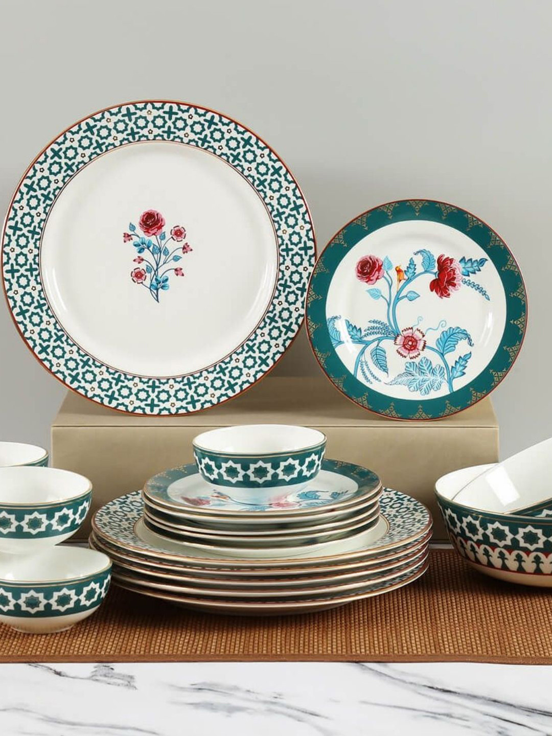 India Circus White Floral Ceramic Highlighted with Permium2k Liquid Gold 20 Piece Dinner Set