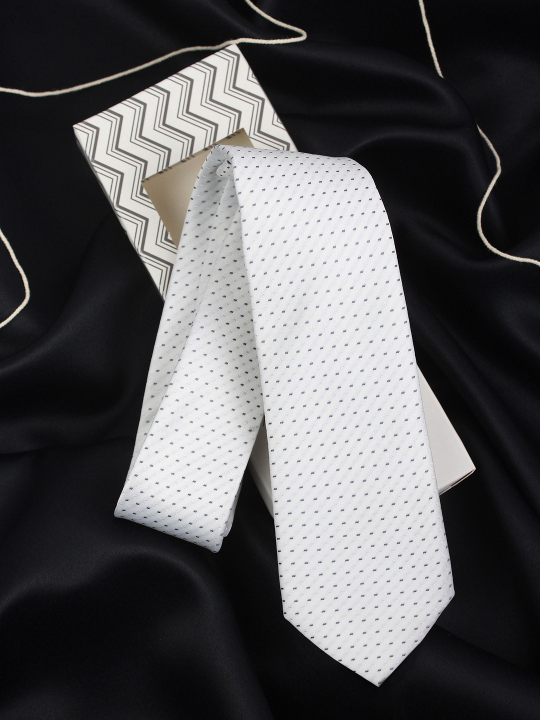 Kavove Men White & Grey Abstract Dash Line Woven Design Broad Tie