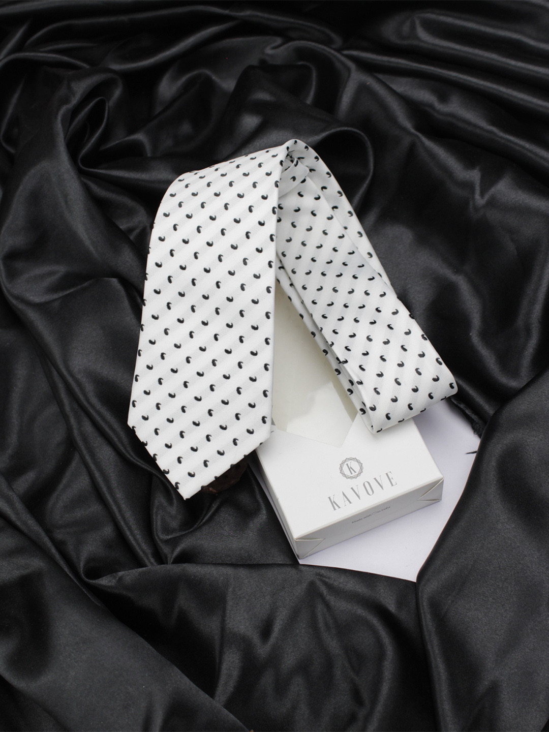 Kavove Men White & Black Printed Broad Tie