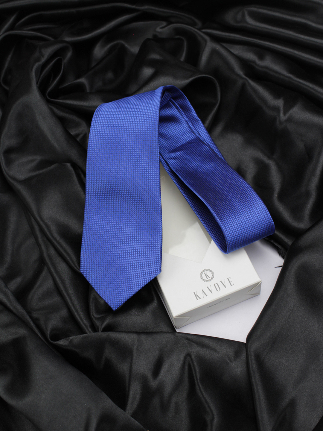 Kavove Men Blue Checked Broad Tie