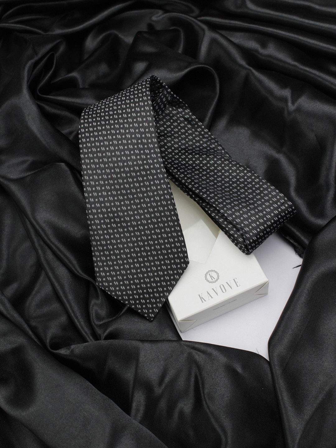 Kavove Men Black & Grey Woven Design Broad Tie