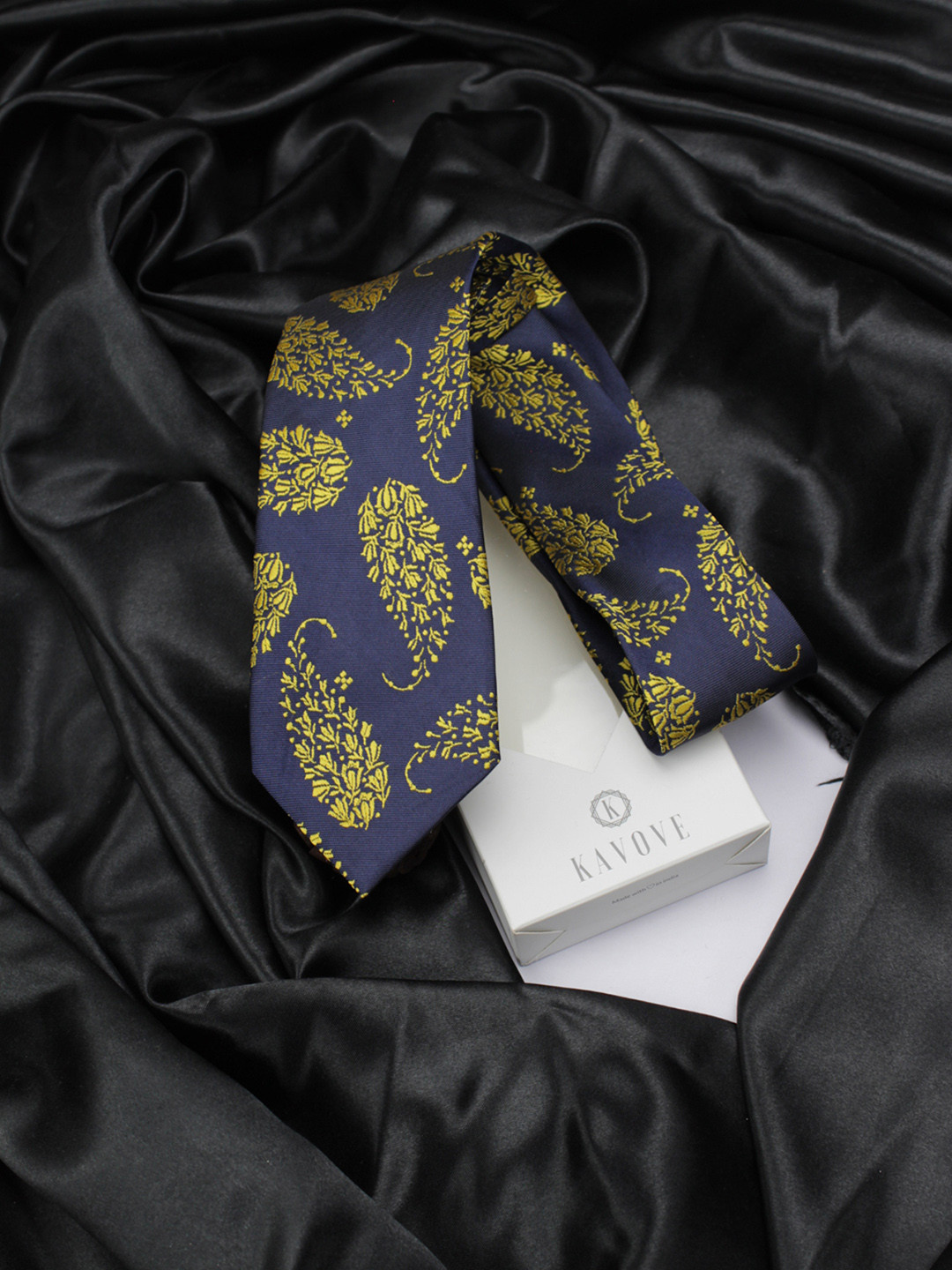 Kavove Men Yellow & Blue Printed Broad Tie
