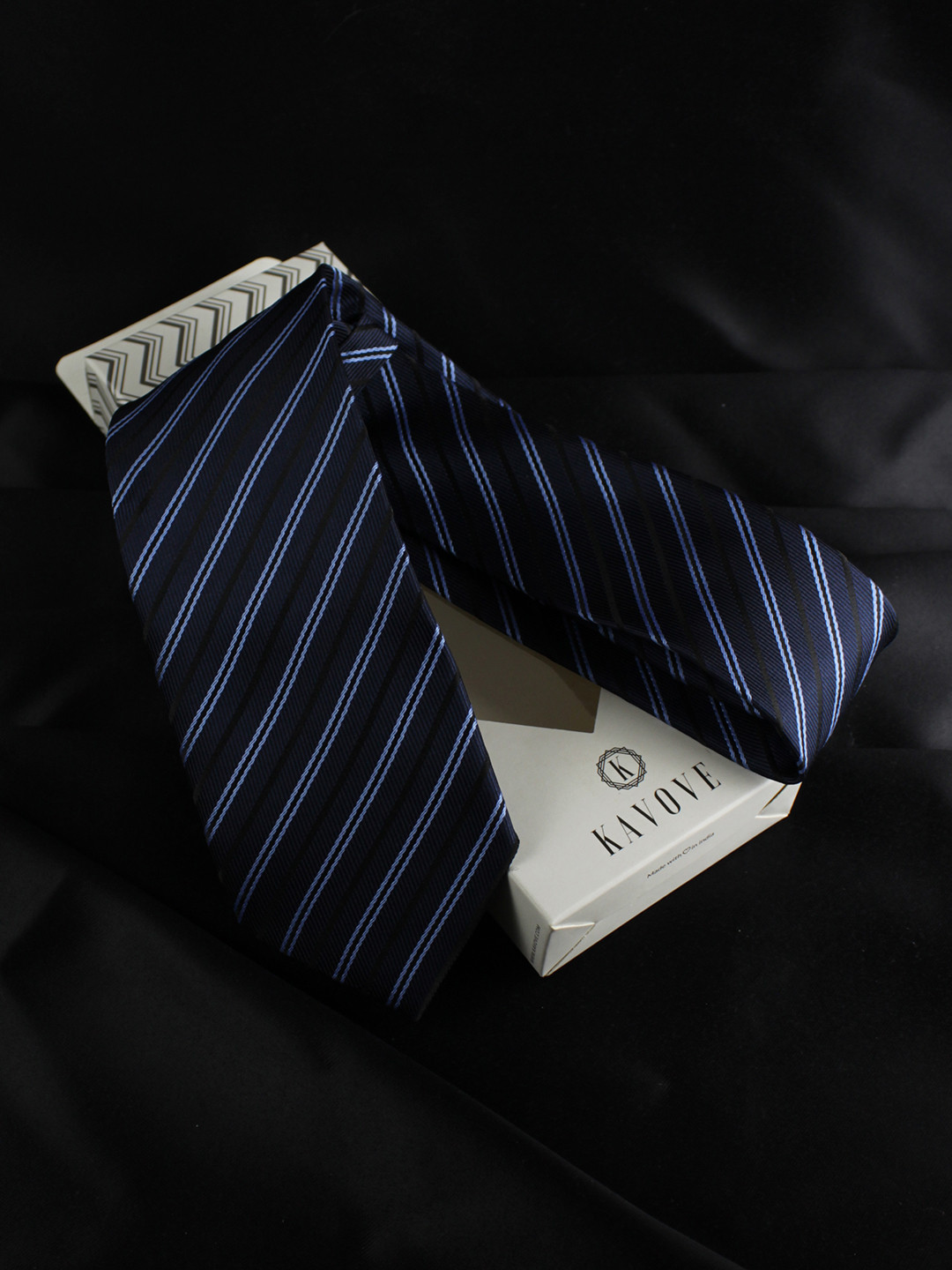 Kavove Men Blue Striped Broad Tie