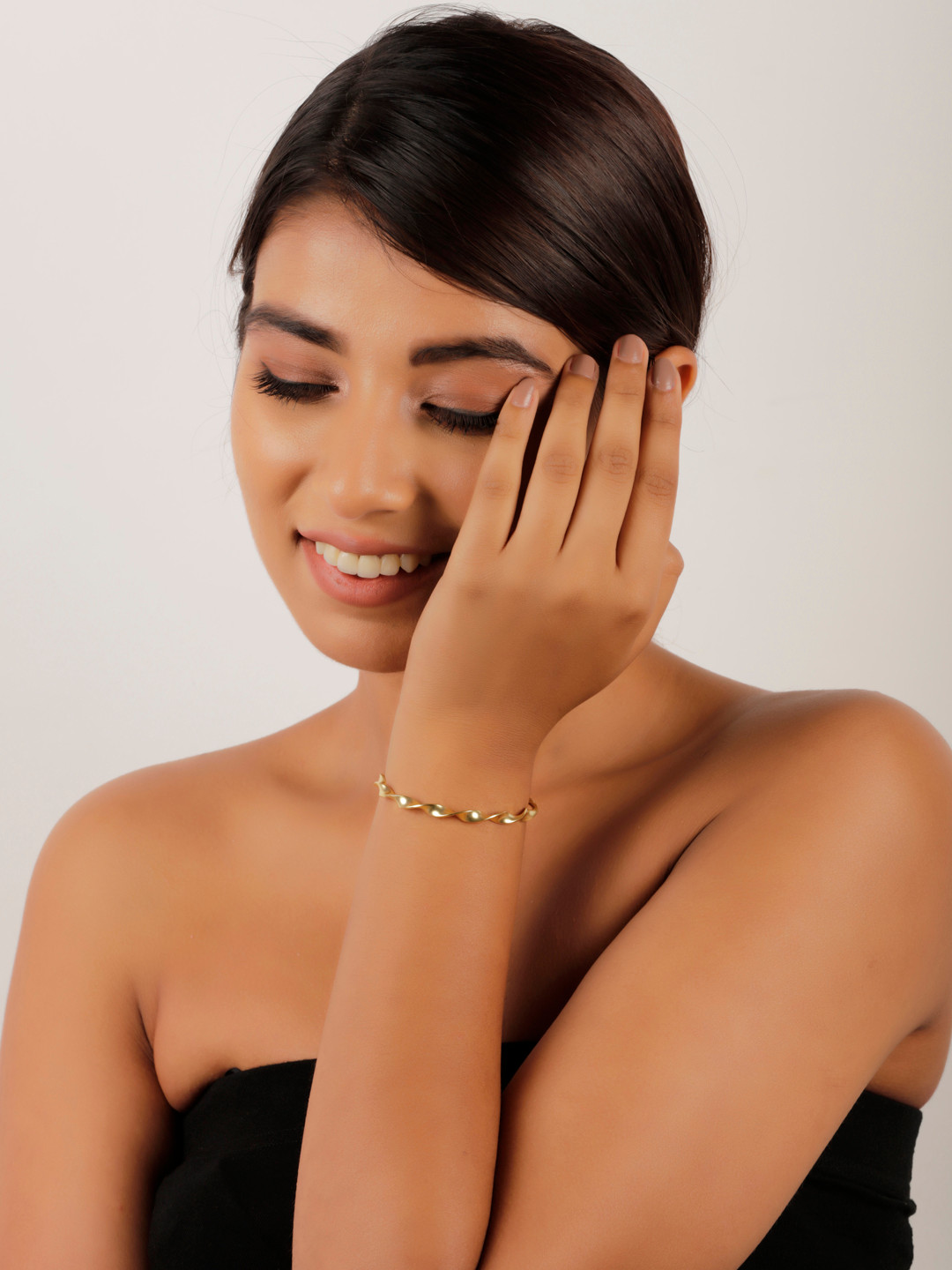 STILSKII Unisex Gold-Plated Brass Twisted Bangle-Style Bracelet