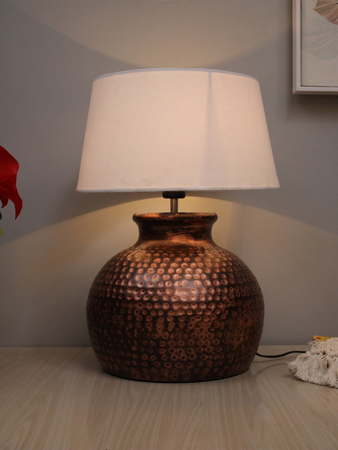 Homesake White Antique Hammered Table Lamp With Daisy Shade