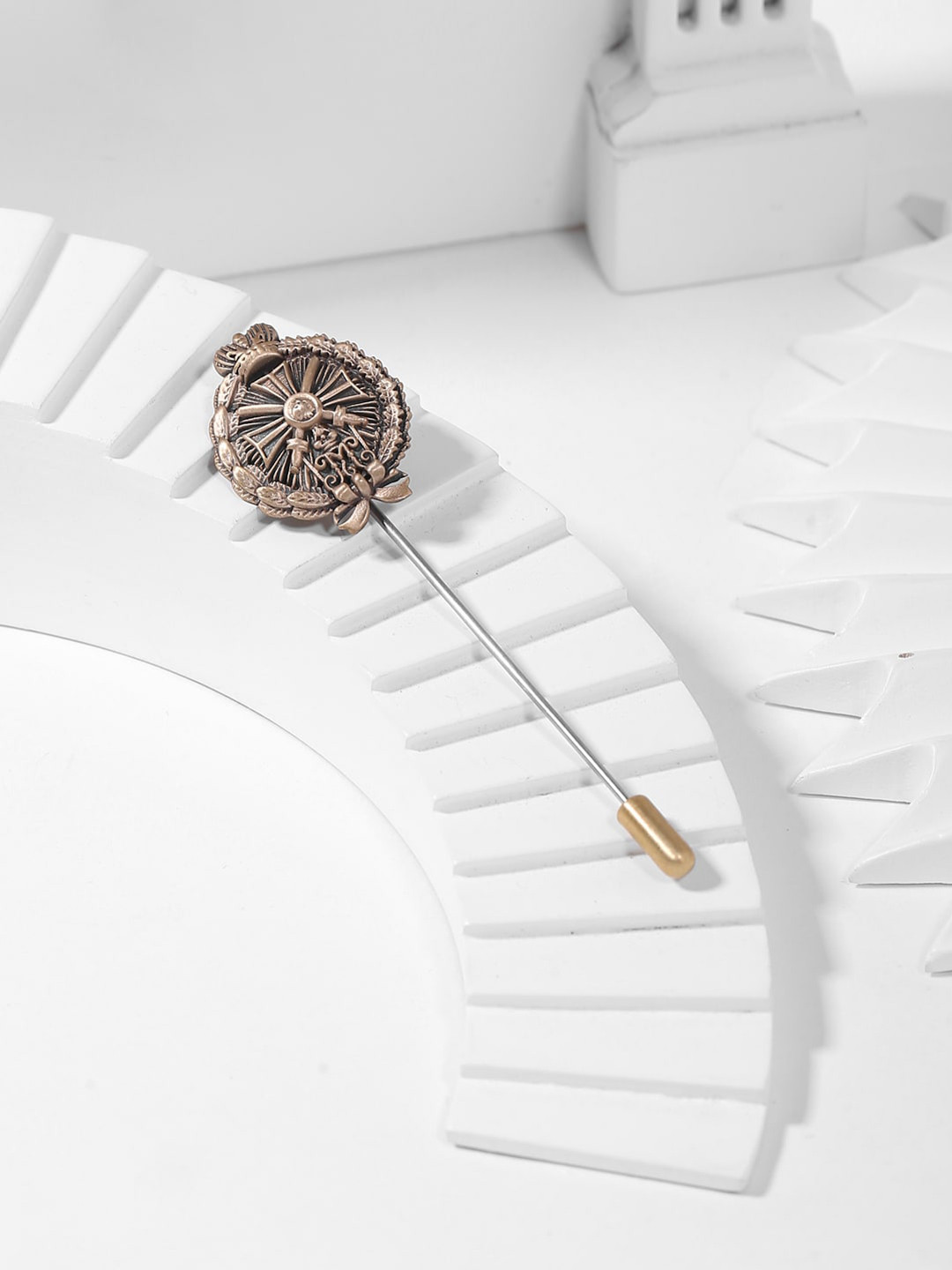 COSA NOSTRAA Men Gold Toned The Richardson Lapel Pin