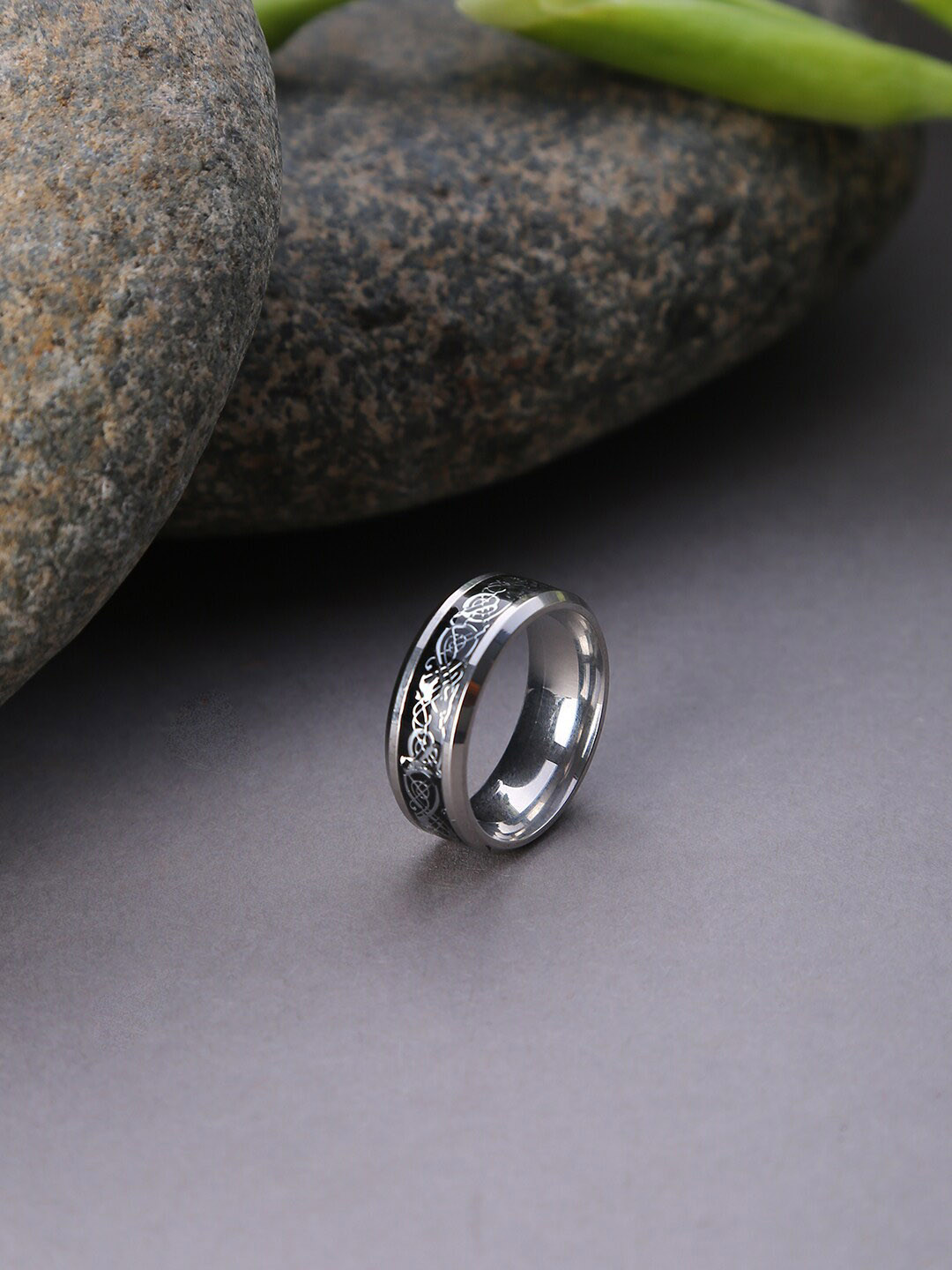 SOHI Black & Silver-Toned Designer Band Finger Ring