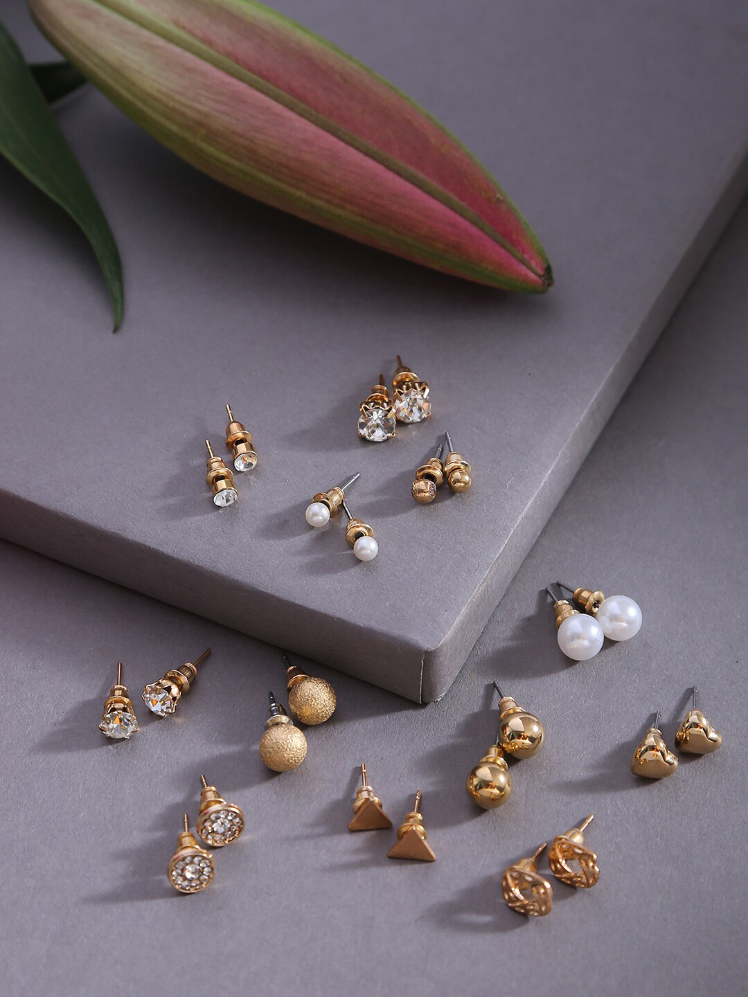 SOHI Gold-Plated Pearls Studs
