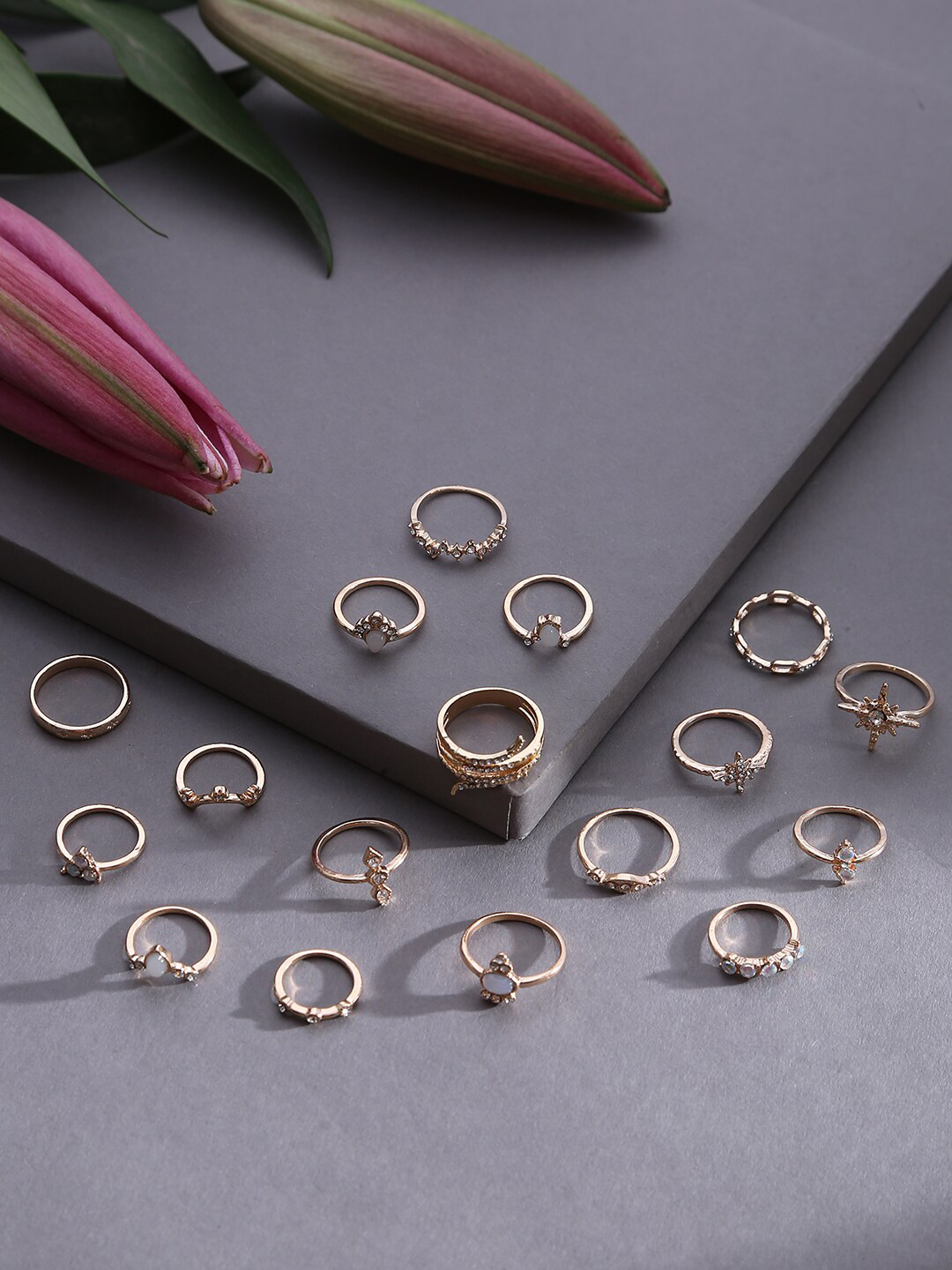 SOHI Woman Set of 15 Gold Plated Rings