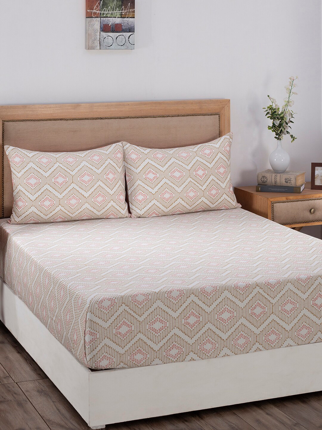 MASPAR White & Peach-Coloured Geometric 210 TC Queen Bedsheet with 2 Pillow Covers