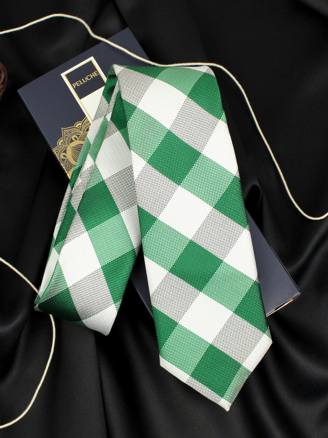 PELUCHE Men Green & White Checked Broad Tie