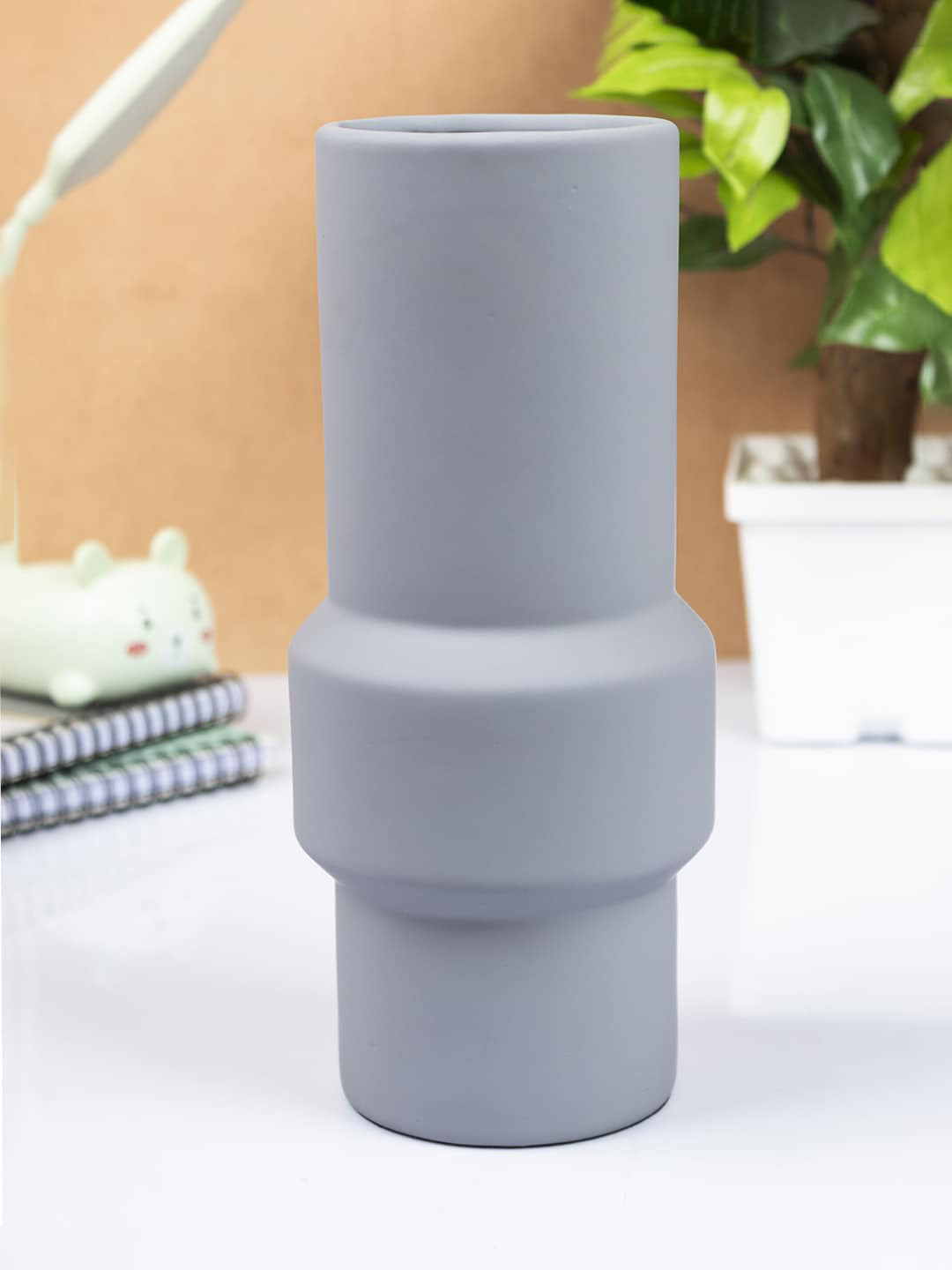 MARKET99 Grey Textured Ceramic Flower Vase
