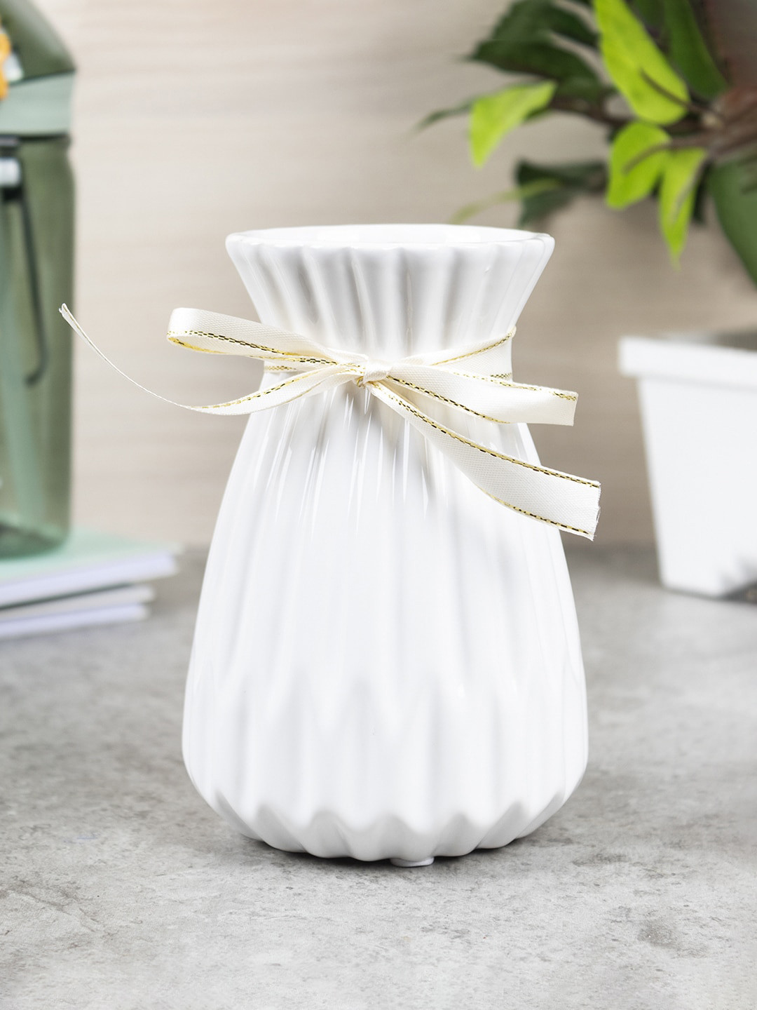MARKET99 White Textured Ceramic Flower Vase