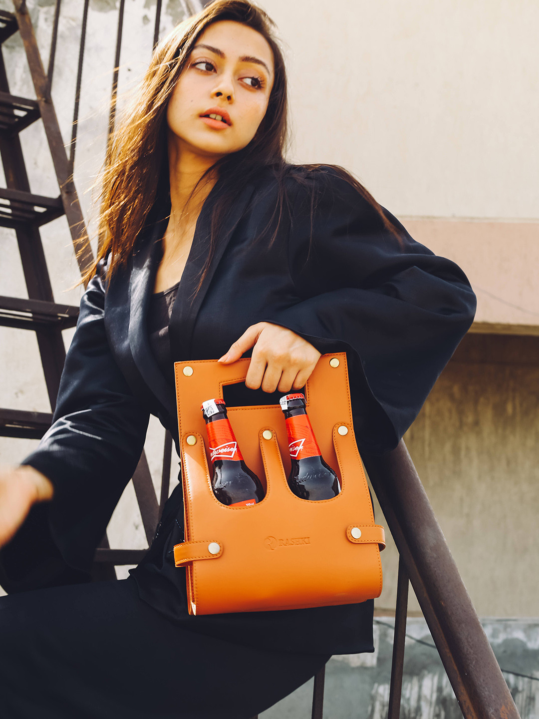 RASHKI Tan-Brown Textured Wine Holder