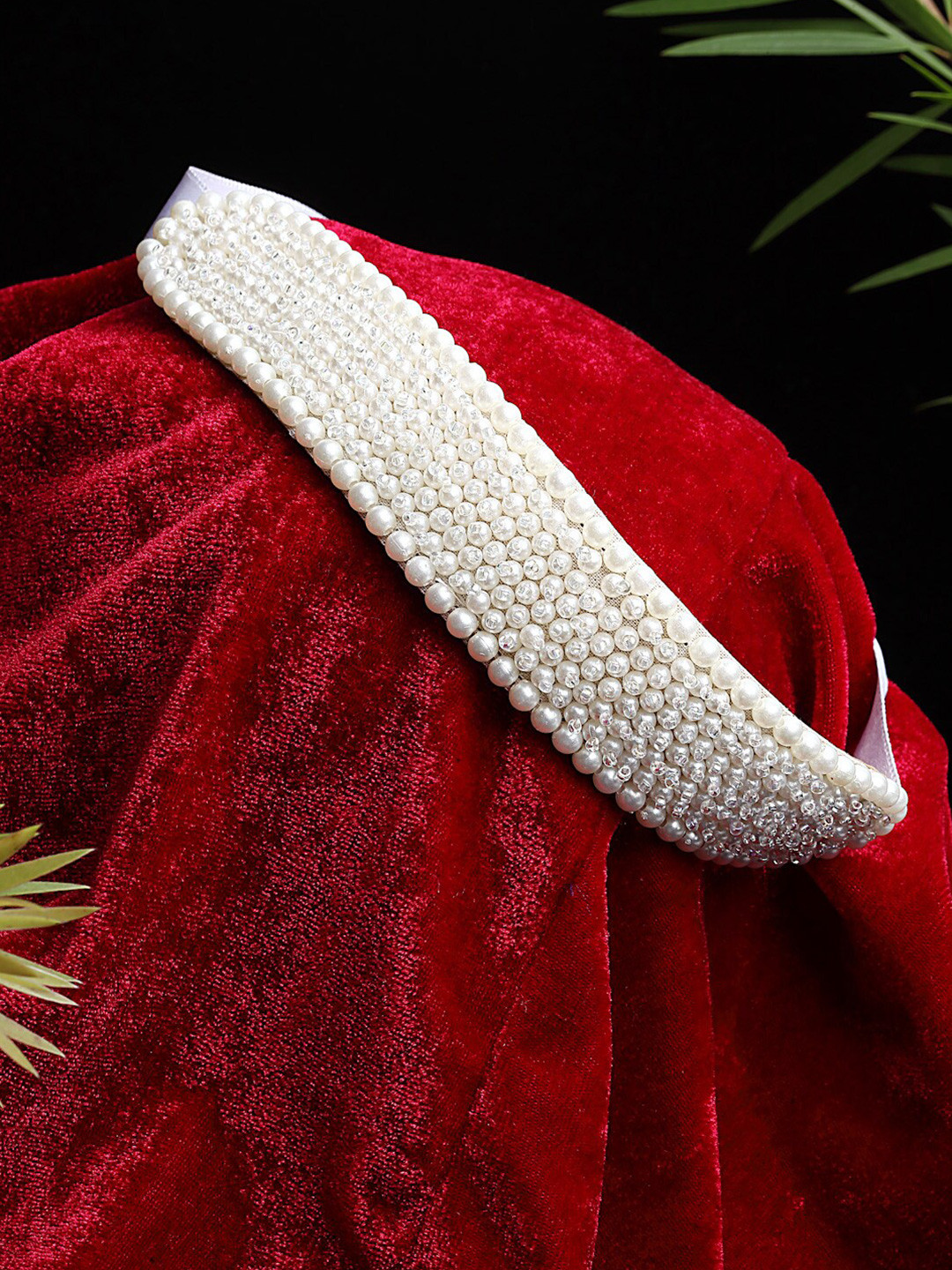 Moedbuille Off White Brass Silver-Plated Choker Necklace