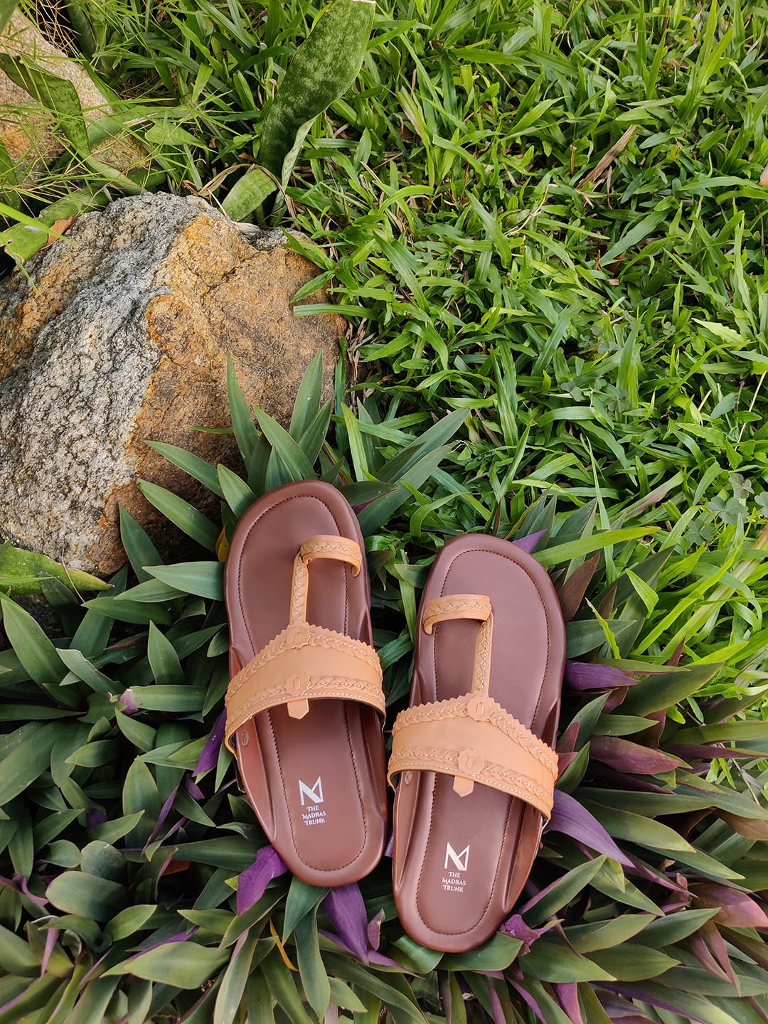 THE MADRAS TRUNK Men Brown Leather Textured Kolhapuri One Toe Flats