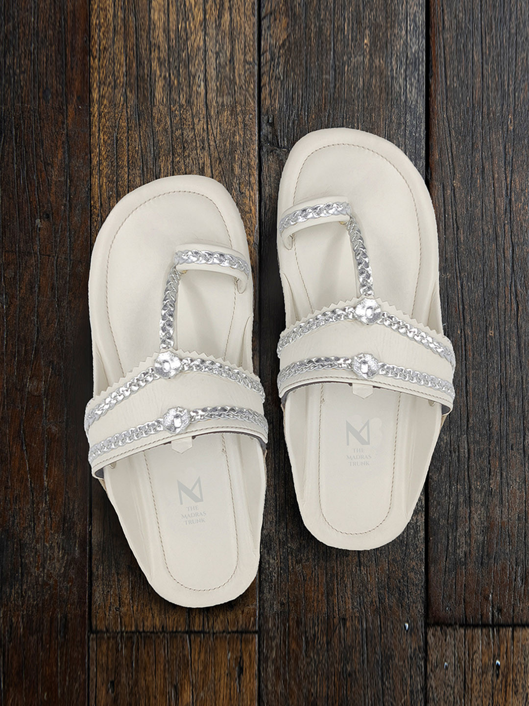 THE MADRAS TRUNK Men White Kolhapuris Comfort Sandals