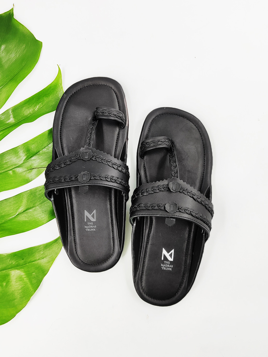 THE MADRAS TRUNK Men Black Embellished One Toe Kolhapuri Flats with Laser Cuts