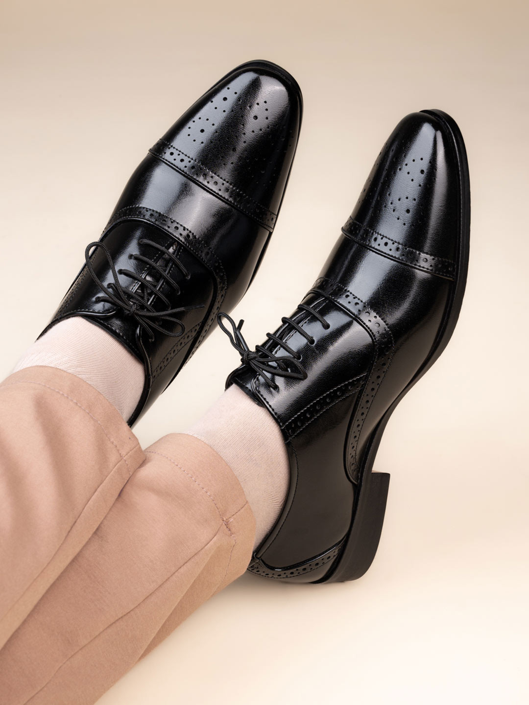 Hydes N Hues Men Black Textured Formal Oxfords