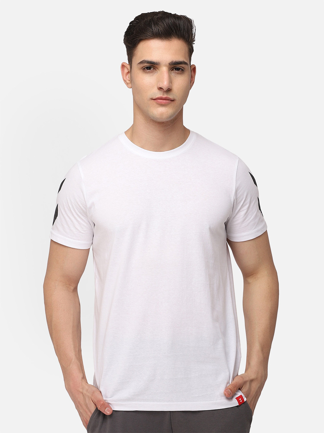 hummel Men White Solid Pure Cotton Regular Fit Winter T-shirt