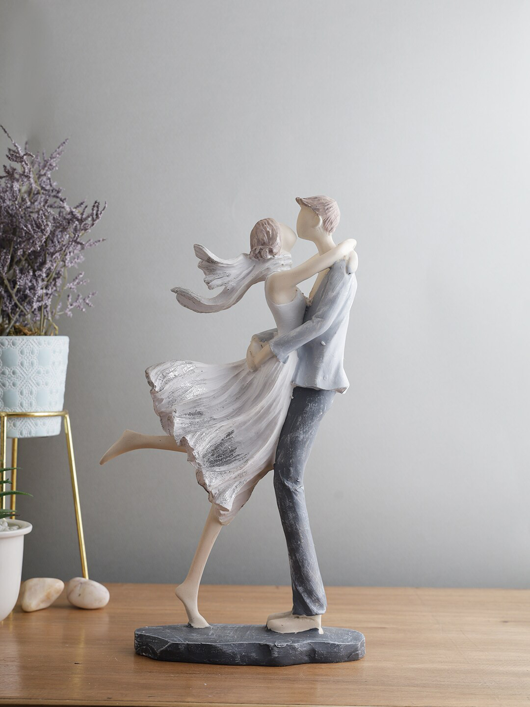 CraftVatika Romantic Love Couple Grey Polyresin Glossy Living Room Large Showpiece - 6.8 Inches