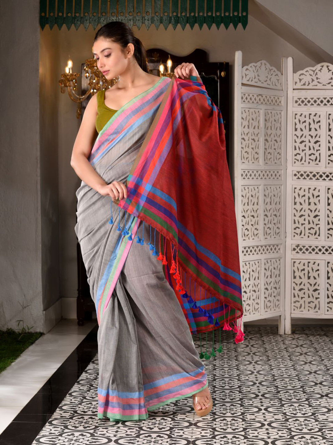 Charukriti Grey & Red Colourblocked Pure Cotton Handloom Saree