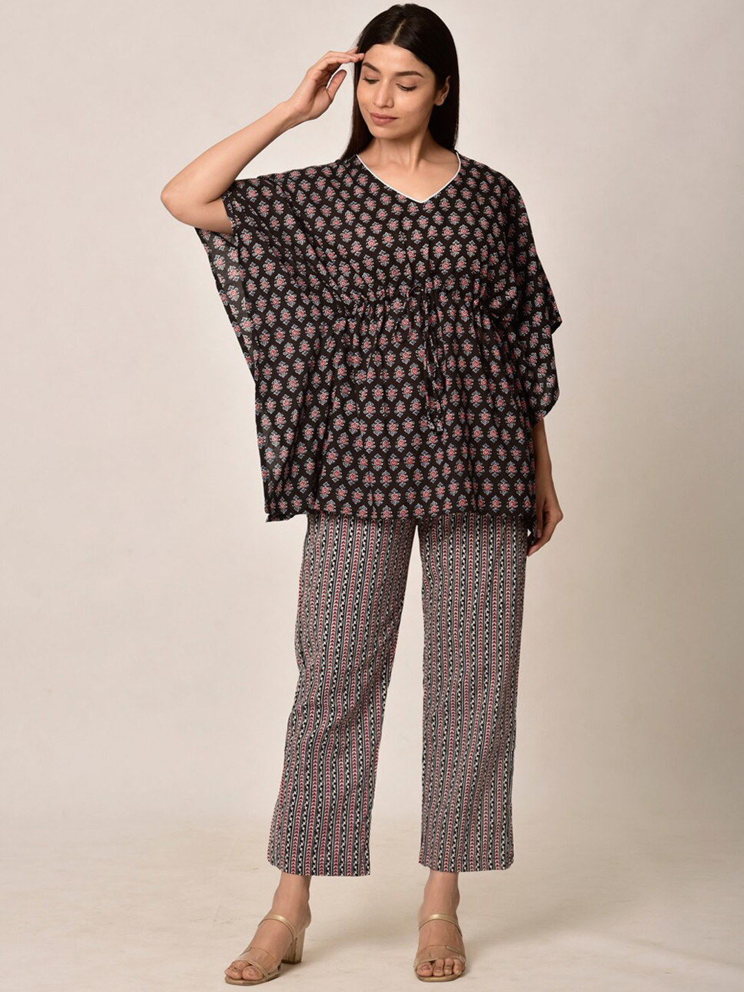 Ikk Kudi by Seerat Women Black & Pink Printed Kaftan Night Suit