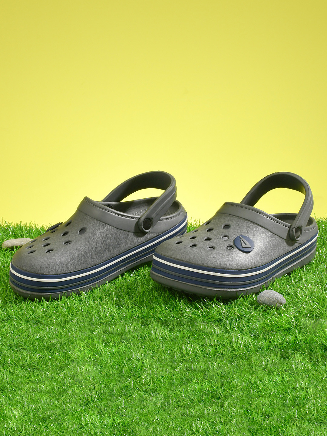 IMPAKTO Men Charcoal Grey Clogs