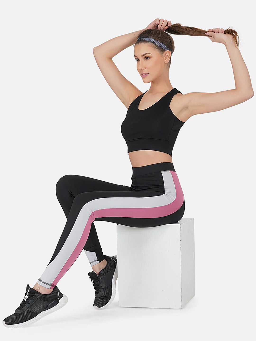 IMPERATIVE Women Black & Purple Colourblocked Slim-Fit Tights