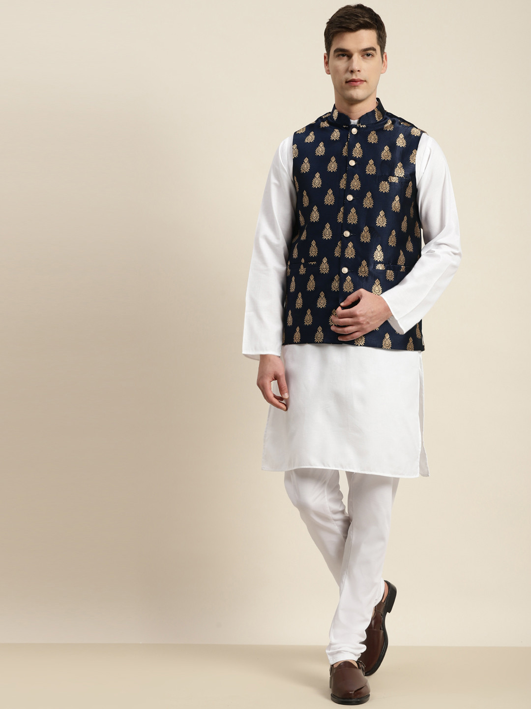 SOJANYA Men White Kurta with Churidar & Nehru Jacket