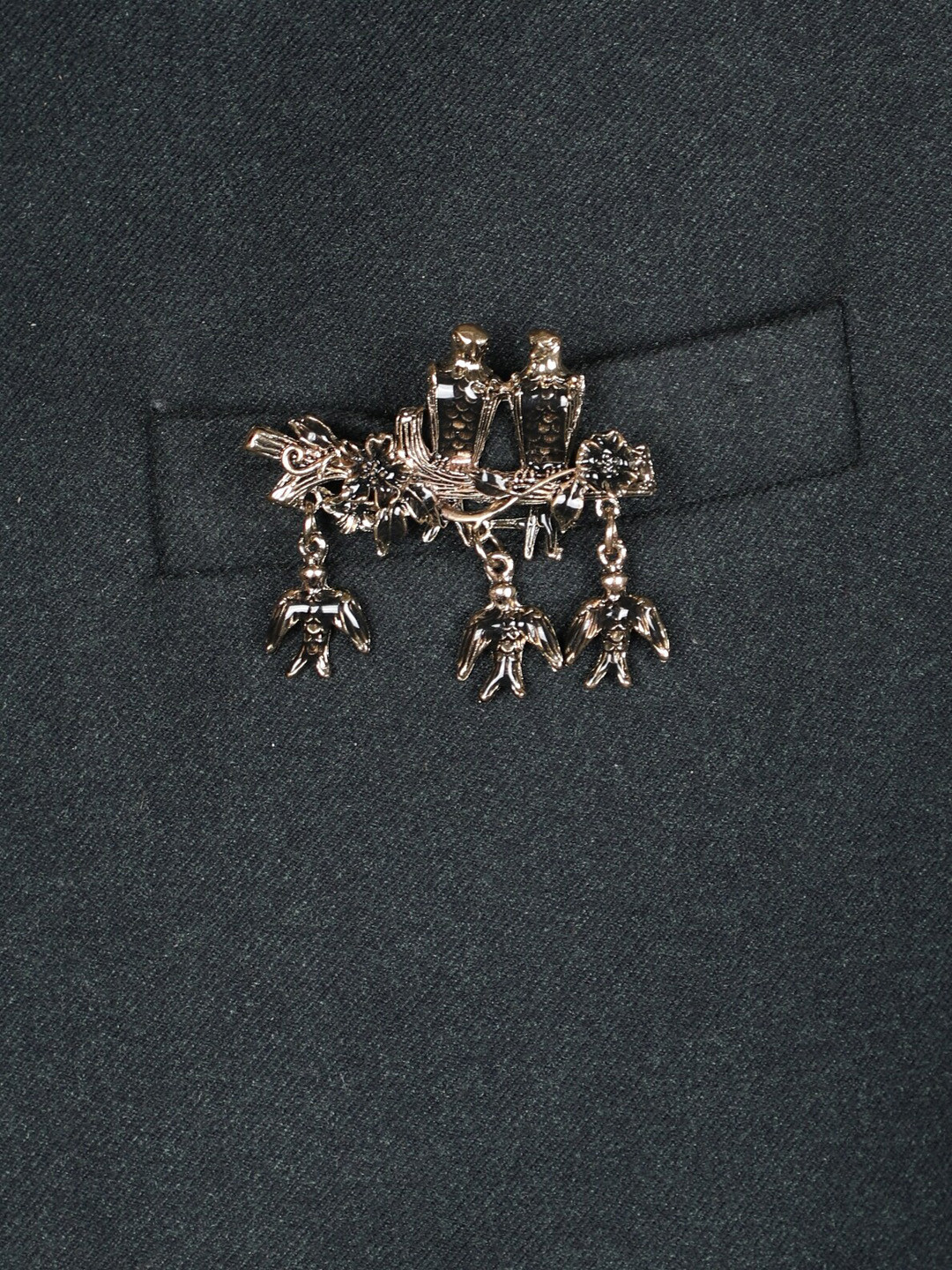 Alvaro Castagnino Men Gold-Toned & Black Textured Brooch Pin