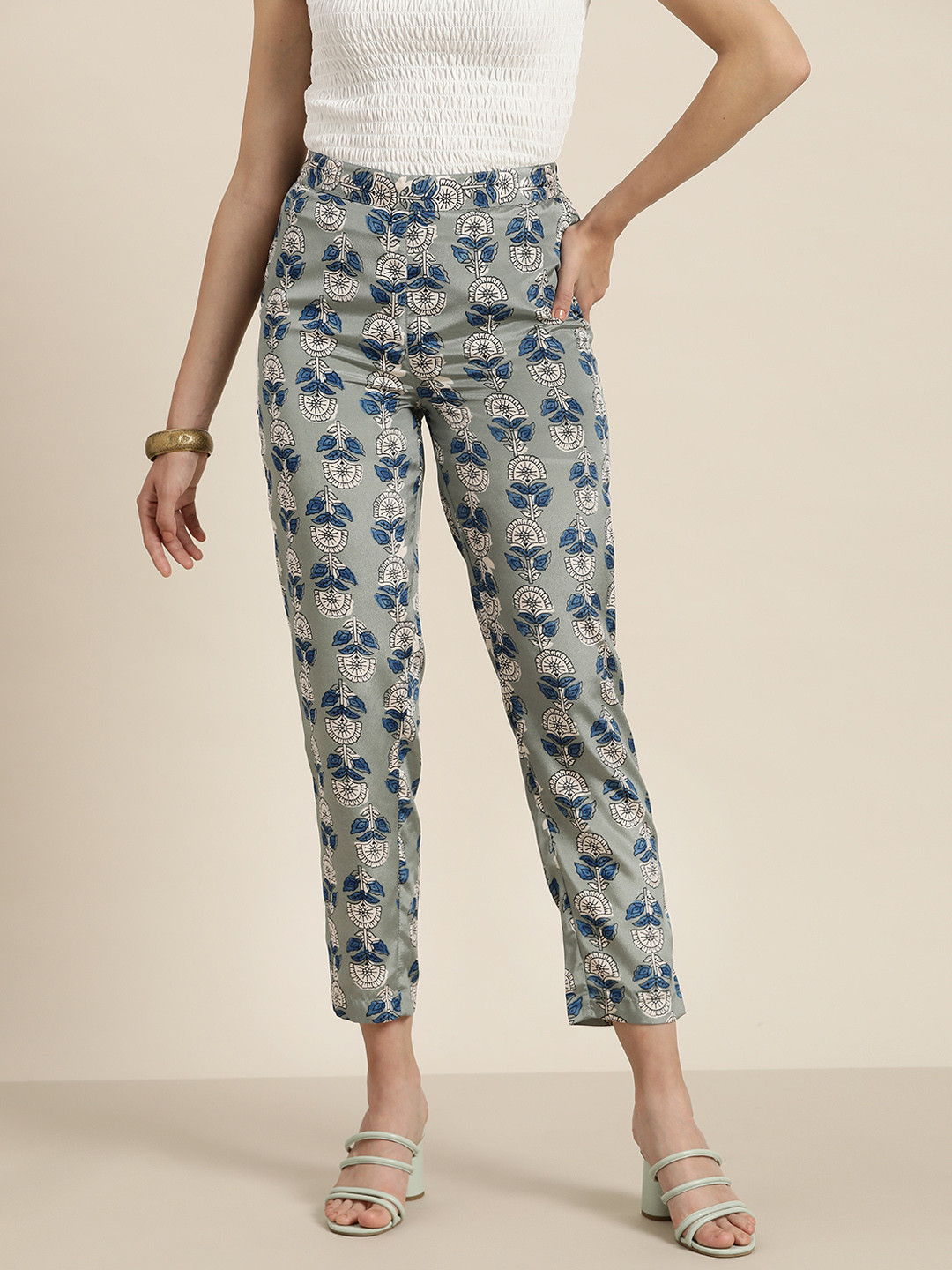 Shae by SASSAFRAS Women Grey & White Floral Printed Cropped Ethnic Palazzos