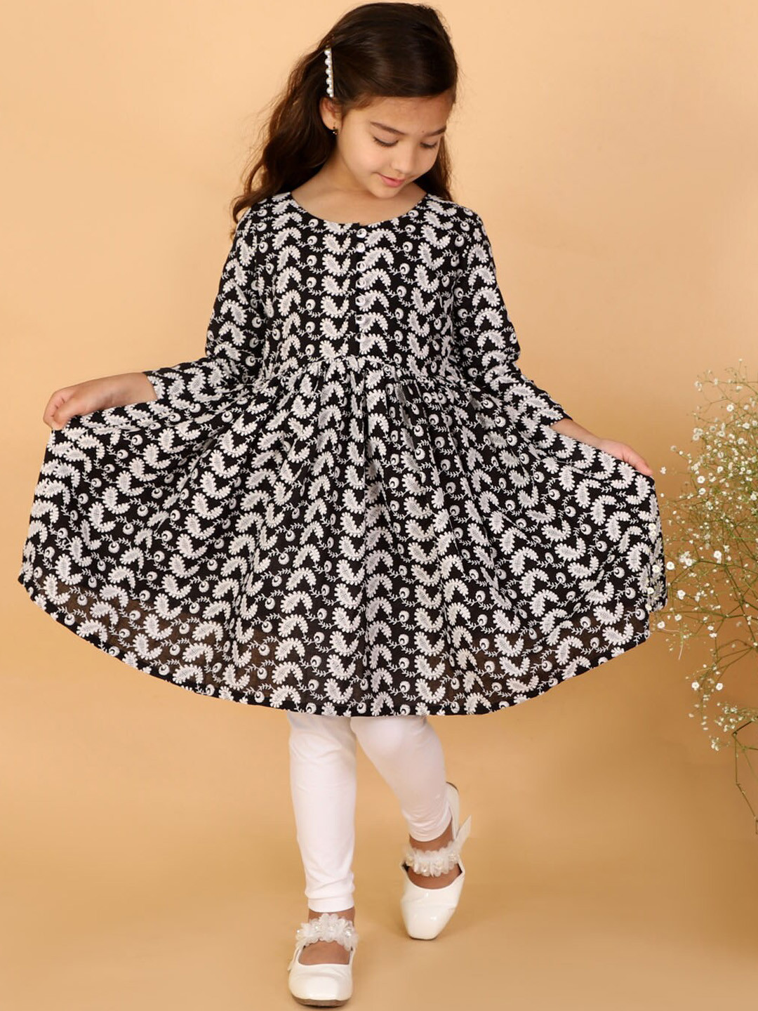 VASTRAMAY Girls Black & White Embroidered Chikankari Pure Cotton Kurta with Leggings