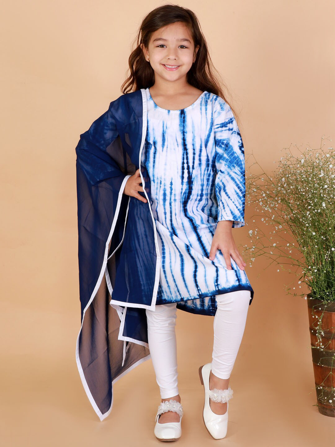 VASTRAMAY Girls Blue & White Pure Cotton Tie-Dye Kurta Leggings & Dupatta Set