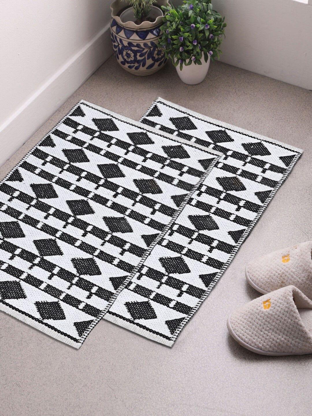 Saral Home White & Black Set of 2 Geometric Printed Rugs
