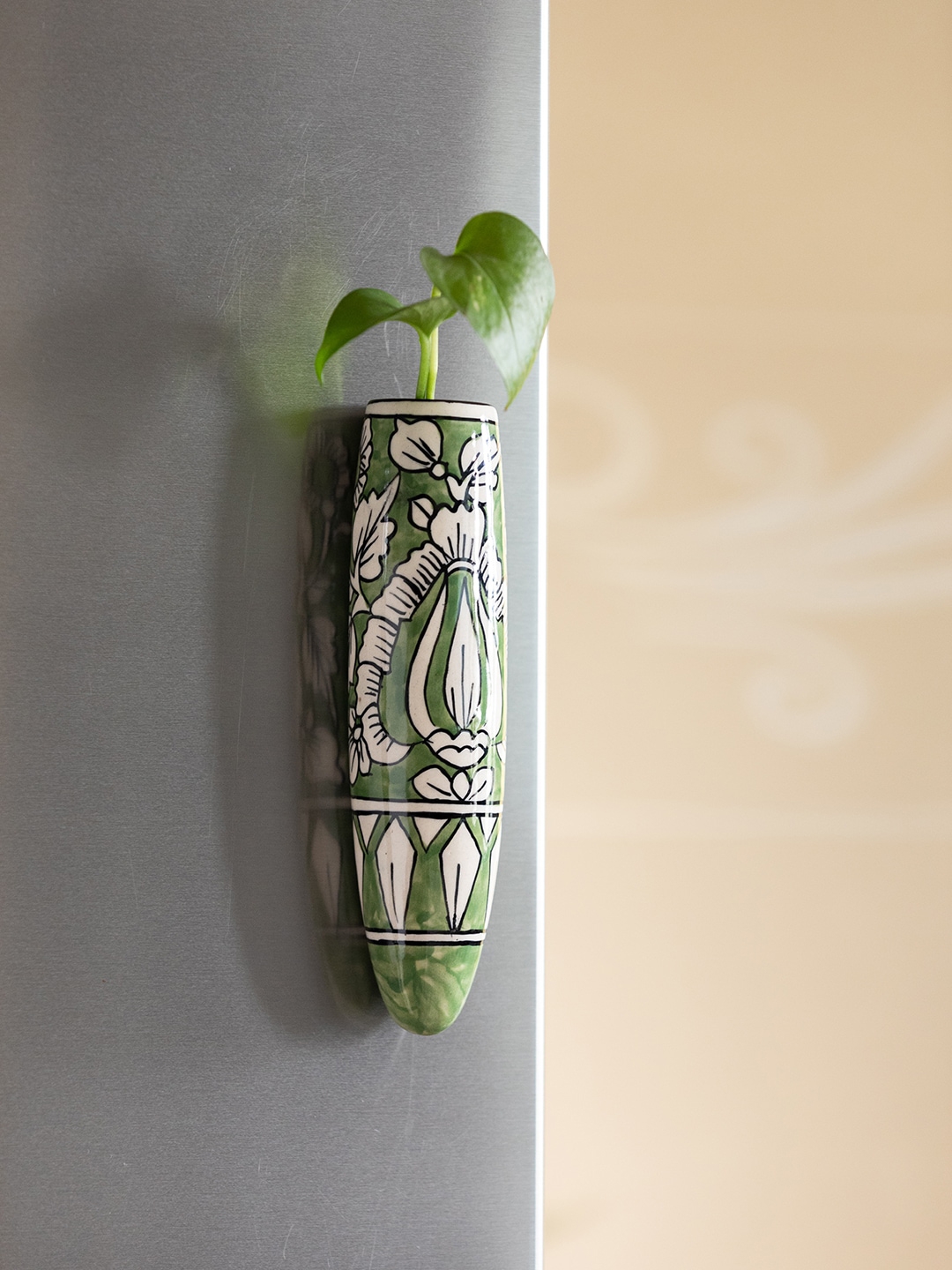 ExclusiveLane Green & White Ceramic Magnetic Fridge Planter