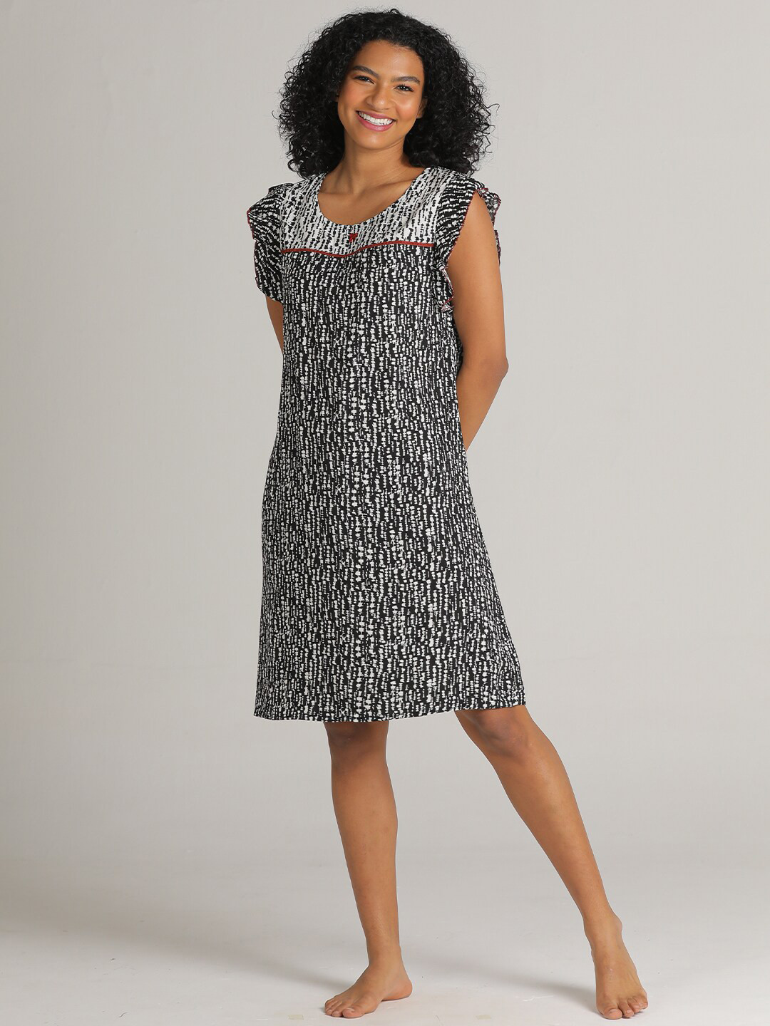 evolove Women Black & White Abstract Printed Nightdress