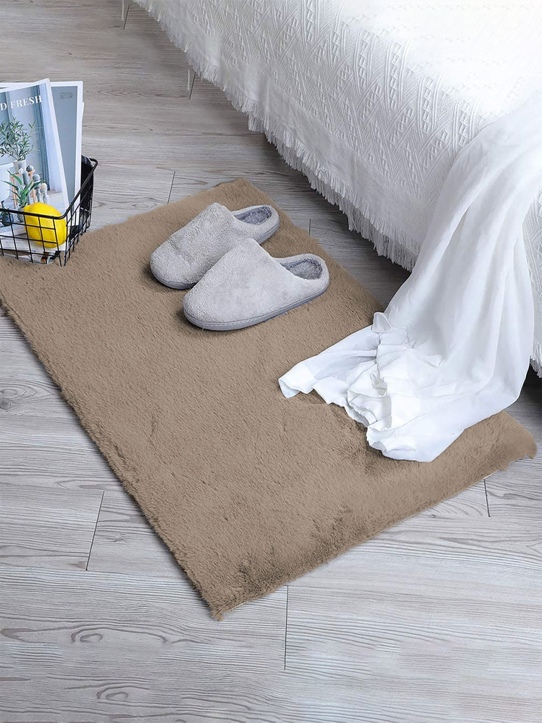 LUXEHOME INTERNATIONAL Taupe Solid Rectangular Bath Rug