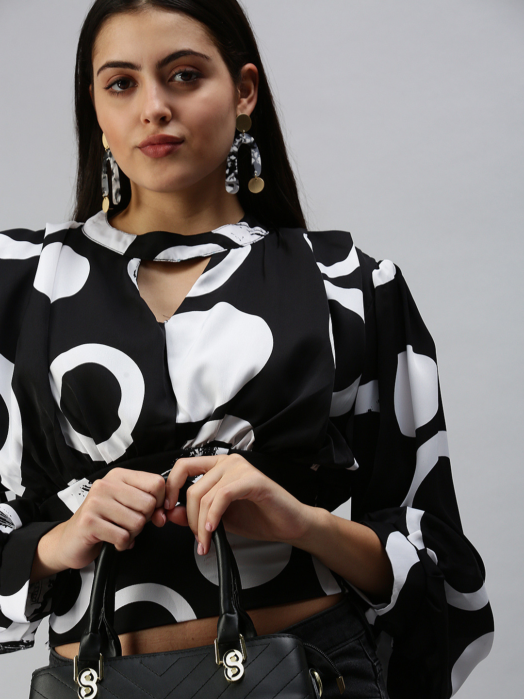 SHOWOFFFF Women Black Geometric Print Keyhole Neck Crepe Cinched Waist Crop Top