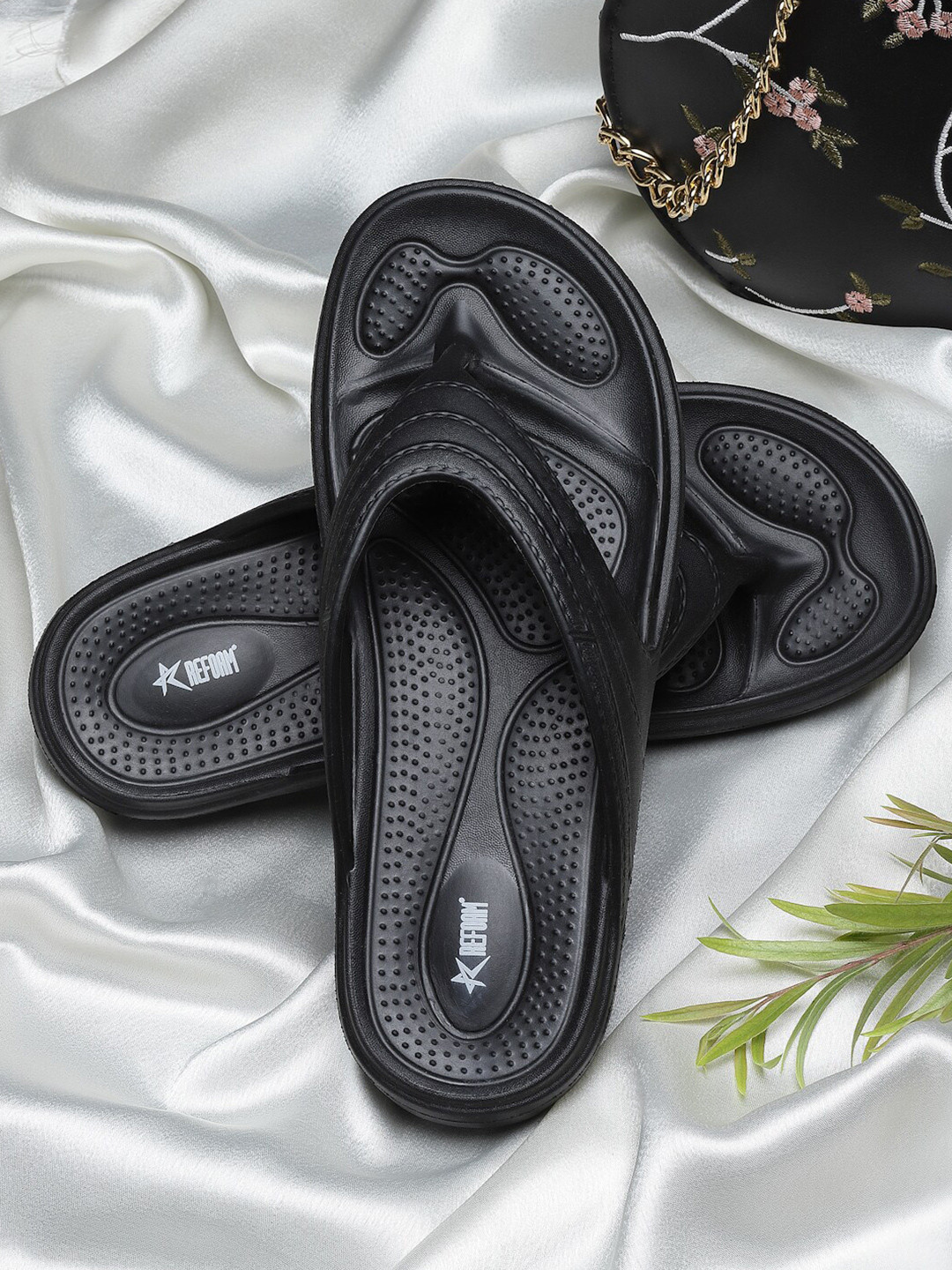 REFOAM Women Black Rubber Room Slippers